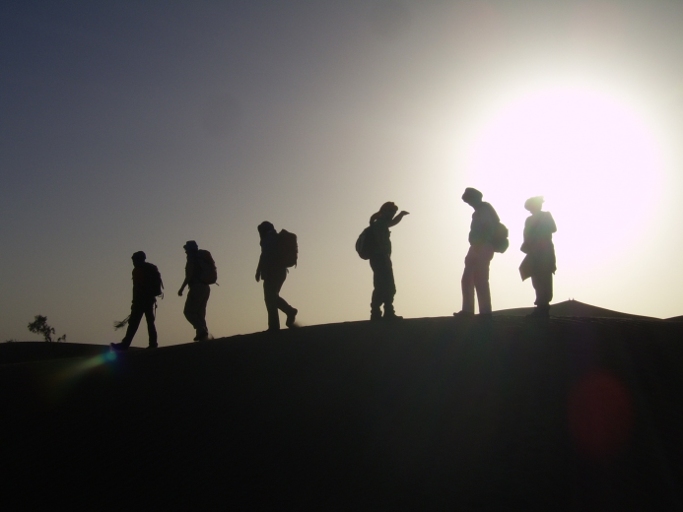 groupe de personnes dans le desert du draa du voyage au maroc