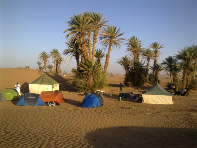 groupes de tentes dans le desert du draa du voyage au maroc