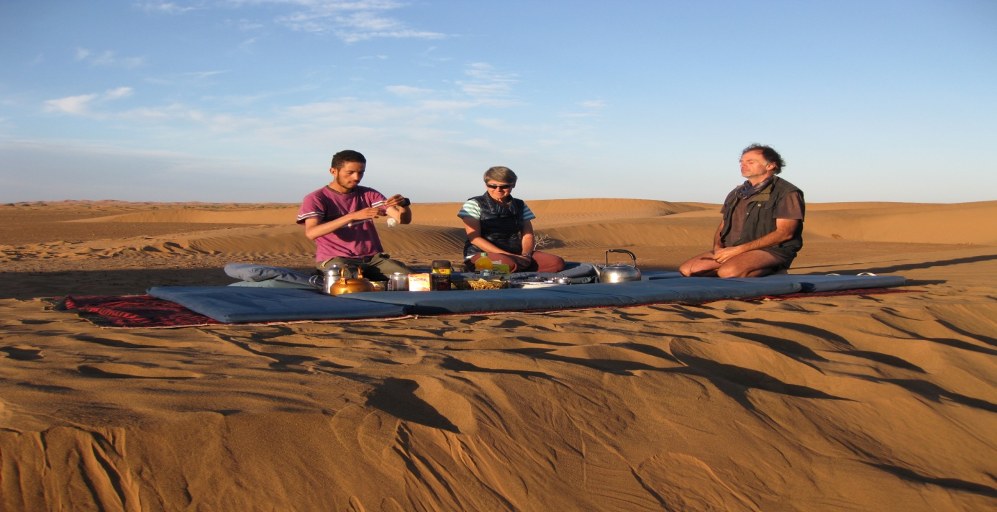 repas dans le desert du voyage au maroc