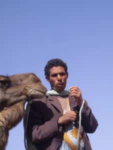 un monsieur et dromadere dans le desert du draa Adu voyage au maroc